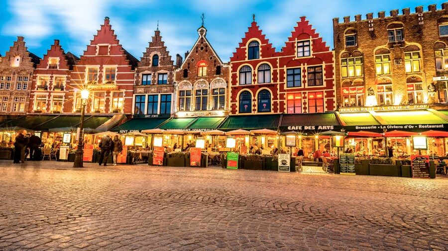 From Brussels: Bruges Day Trip with Boat Tour Option (ENG) - Castle Square and Market Square