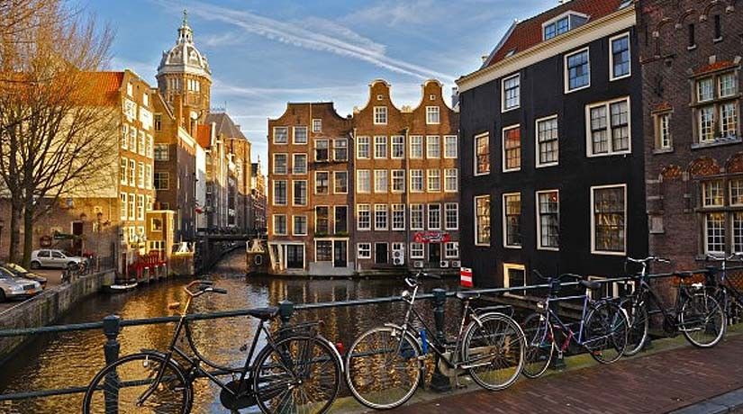 From Brussels: Day Trip to Amsterdam with Canal Boat Cruise - Amsterdam from the water: the one-hour canal cruise