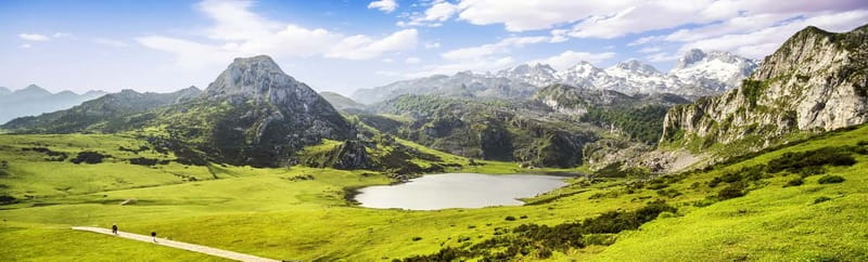 From Cangas de Onis: Covadonga Lakes Guided Day Trip - Lake Enol and Lake Ercina from Entrelagos