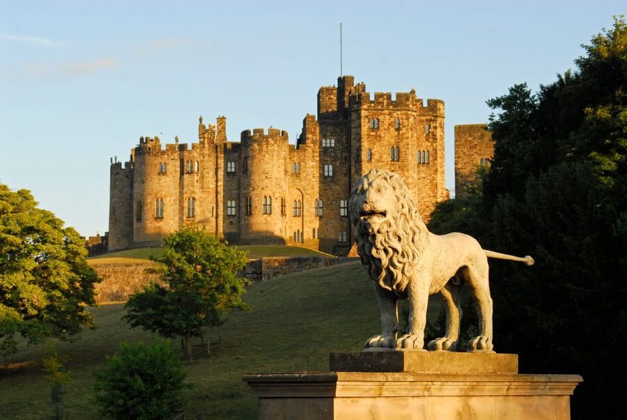 From Edinburgh: Day Trip to Bamburgh and Alnwick Castle - Why this Northumberland day trip works