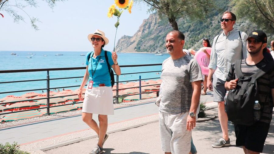 From Florence: Cinque Terre Day Trip with Optional Lunch - Guides who keep a large group together