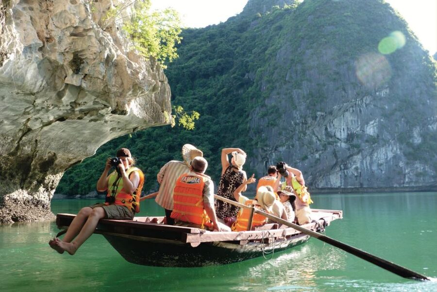 From Hanoi: Halong day trip, Route 2, 6hours, Small group - The guide and the value of a planned schedule