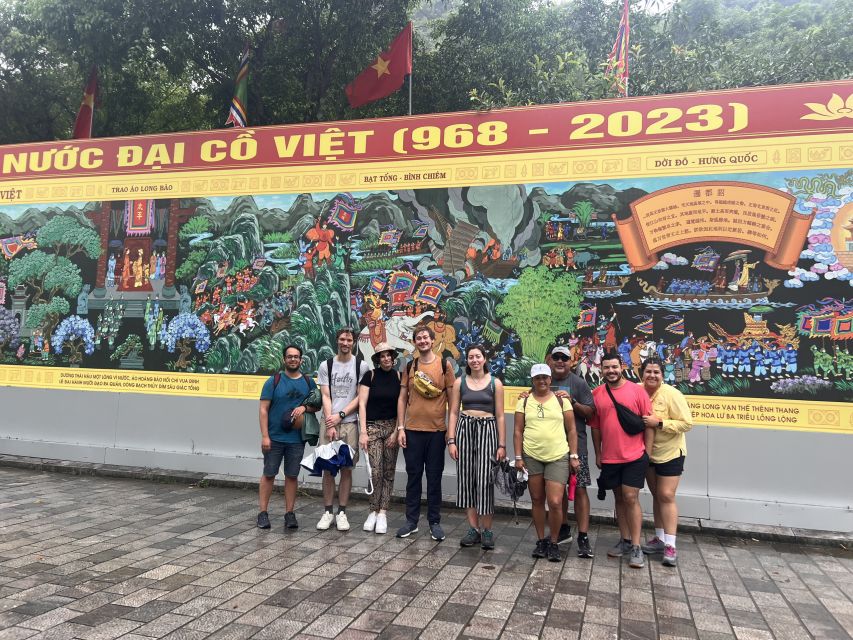 From Hanoi: Hoa Lu, Mua Cave and Tam Coc Full-Day Trip - Lunch between the climb and the river