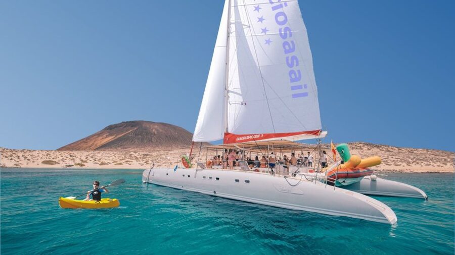 From Lanzarote: Sailing Day Trip Around La Graciosa - Why La Graciosa makes a fine day away