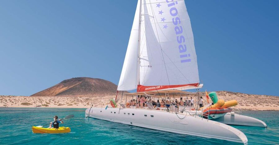 From Lanzarote: Sailing Day Trip Around La Graciosa - The coach ride to Órzola