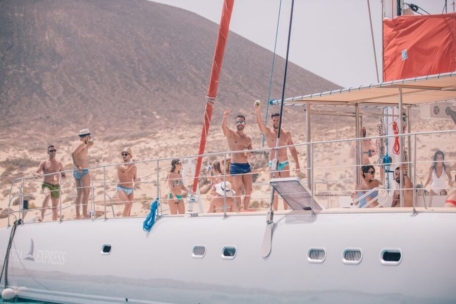 From Lanzarote: Sailing Day Trip Around La Graciosa - Sailing along La Graciosa’s south coast
