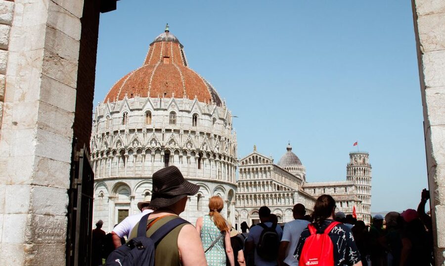From Livorno: Day Trip to Pisa and Cinque Terre's Manarola - Pisa and the Piazza dei Miracoli