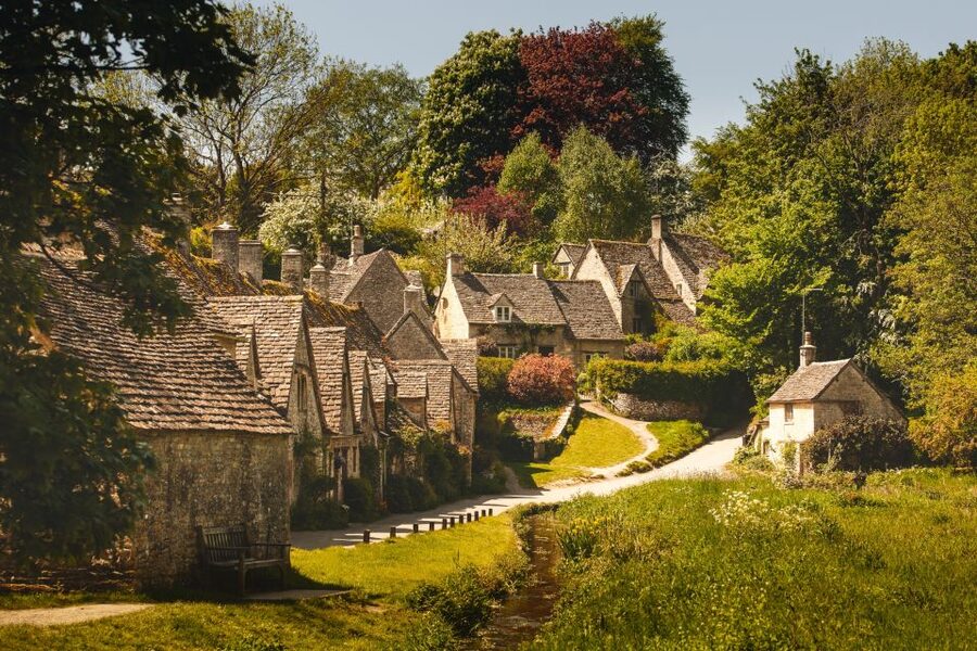 From London: Oxford and Cotswolds Villages Day Trip - The guide can make or break the long road time
