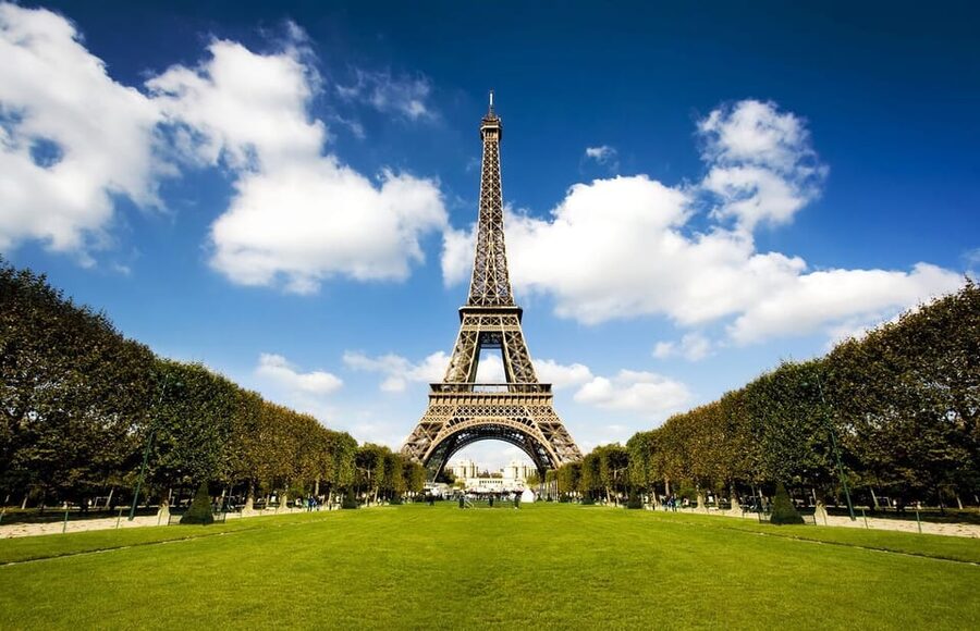 From London: Paris Day Trip with Lunch on Eiffel Tower - Paris from the coach: a useful first orientation