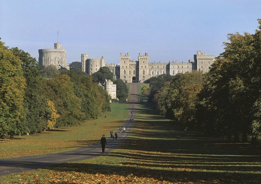 From London: Windsor, Oxford & Stonehenge Full-Day Trip - The coach journey and the people who keep it moving