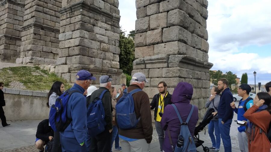 From Madrid: Ávila and Segovia Guided Day Trip - How the bilingual format affects the day