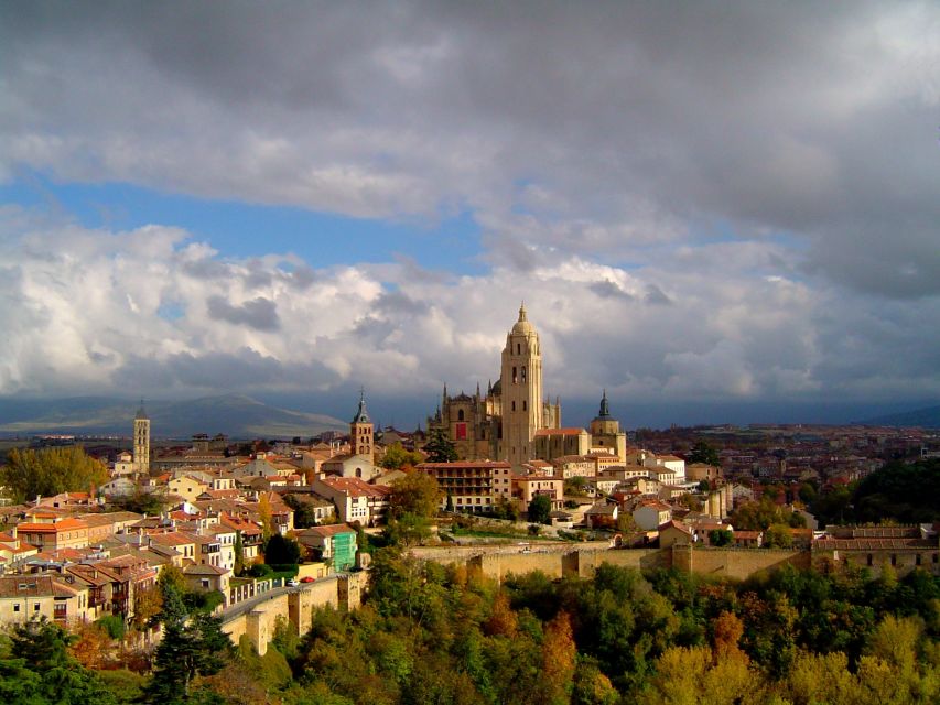 From Madrid: Ávila and Segovia Guided Day Trip - First glimpse of Ávila from the viewpoint
