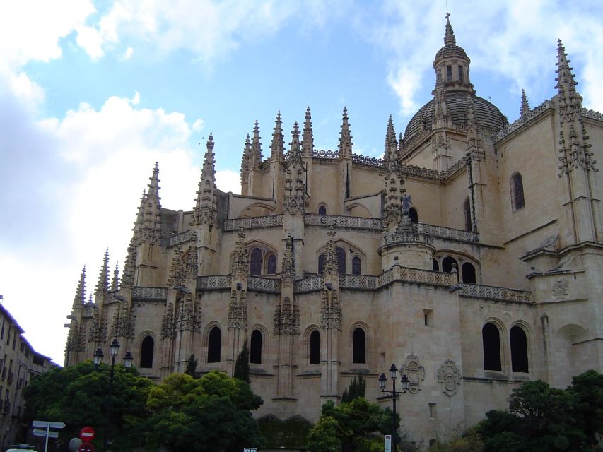 From Madrid: Ávila and Segovia Guided Day Trip - Meeting at Madrid’s Big Bus Welcome Centre