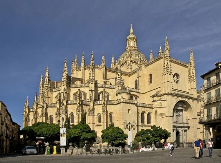 From Madrid: Day-Trip to Segovia, Avila & Toledo - Ávila: walls, stone, and a practical lunch stop