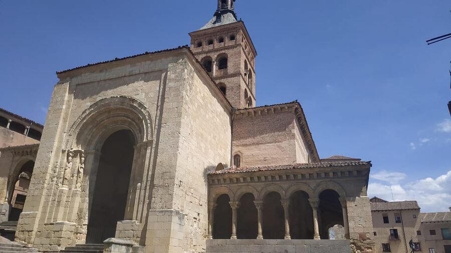 From Madrid: Half-Day or Full-Day Trip to Segovia - What the guides and group format are like