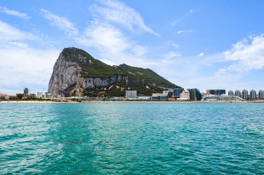 From Malaga: Day trip to Gibraltar and Dolphin Boat Tour - Getting from Málaga to La Línea