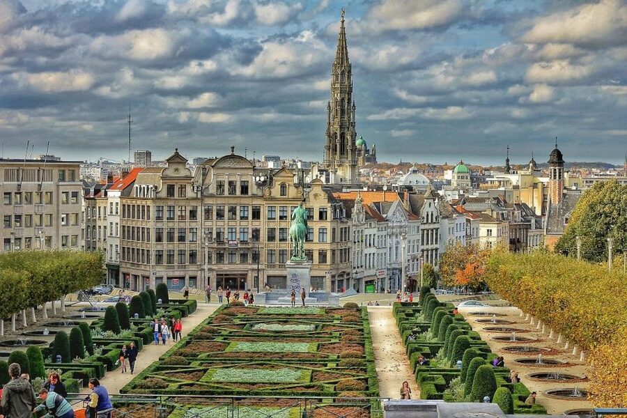 From Paris: Day Trip to the Enchanting Brussels and Bruges - How the guides shape the experience
