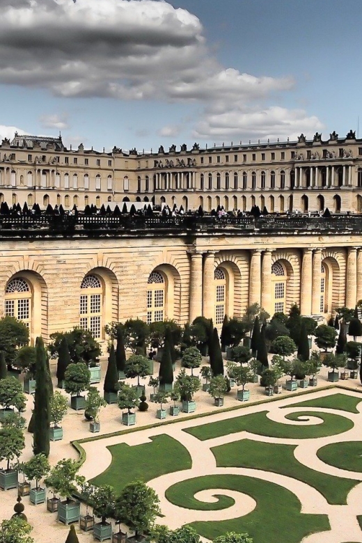 From Paris: Giverny and Versailles Private Full-Day Trip - Entering Versailles and the world of Louis XIV