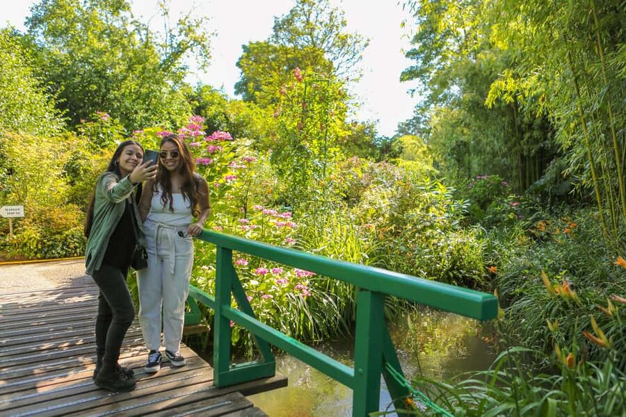 From Paris: Giverny Day Trip with Audio Guide or Live Guide - Entering Monet’s house and garden