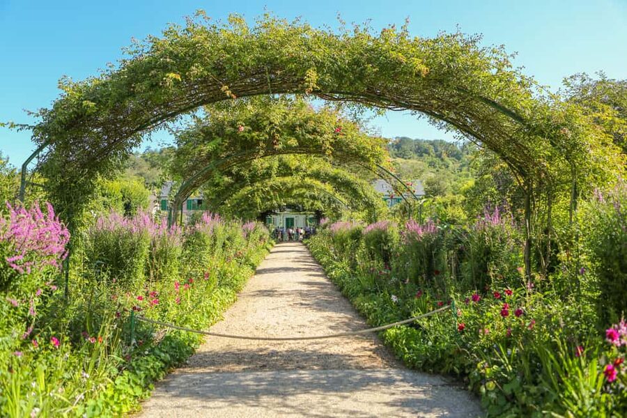 From Paris: Giverny Day Trip with Audio Guide or Live Guide - The flower garden: color, structure, and crowds