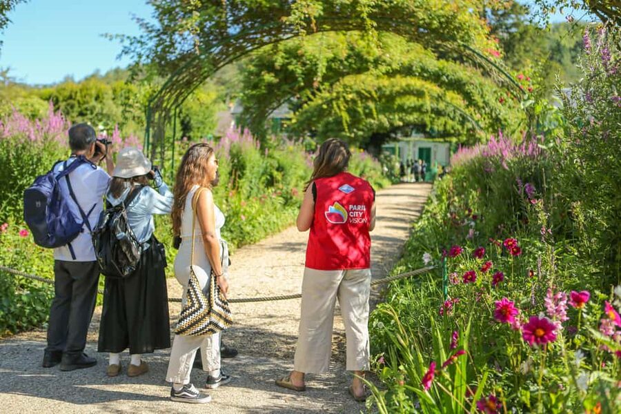 From Paris: Giverny Day Trip with Audio Guide or Live Guide - Free time, the village, and the lunch problem