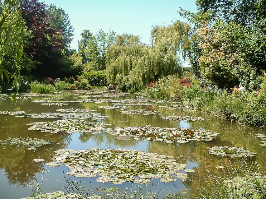 From Paris: Giverny Day Trip with Audio Guide or Live Guide - Choosing between a live guide, audio guide, and independent visit