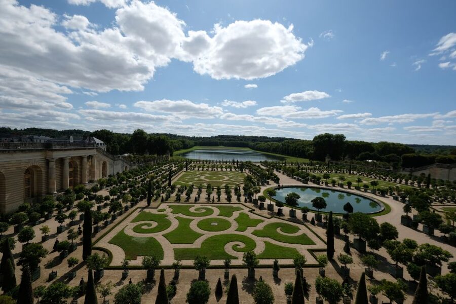 From Paris: Versailles Palace and Gardens Guided Day Trip - Who should book this experience?