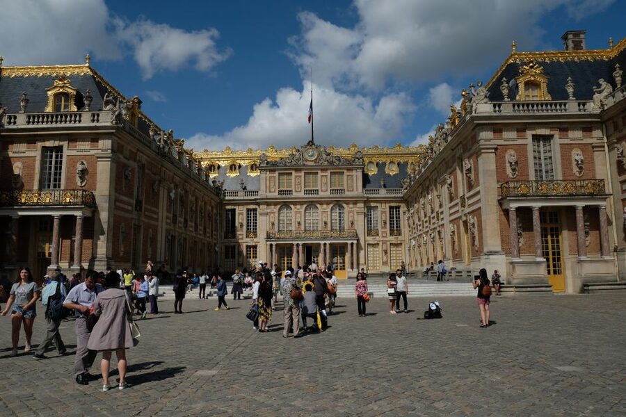 From Paris: Versailles Palace and Gardens Guided Day Trip - What the guide adds to the palace