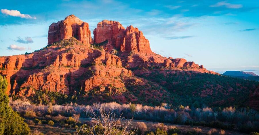 From Phoenix: Sedona, Jerome & Montezuma Castle Day Trip - Sedona delivers the famous red-rock views