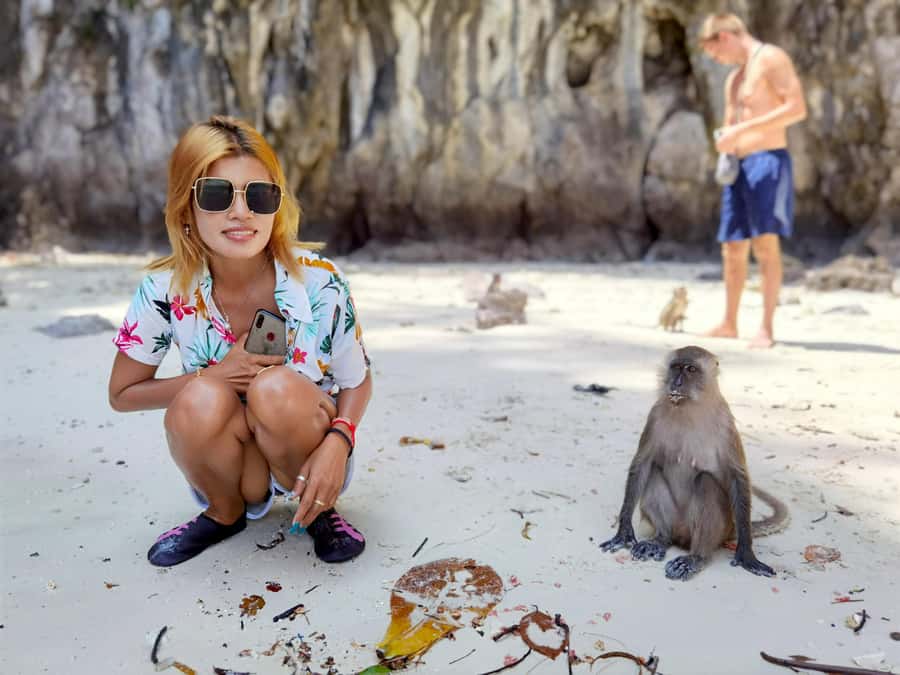 From Phuket: Day Trip to Phi Phi with Private Longtail Tour - The second hour on Phi Phi Don