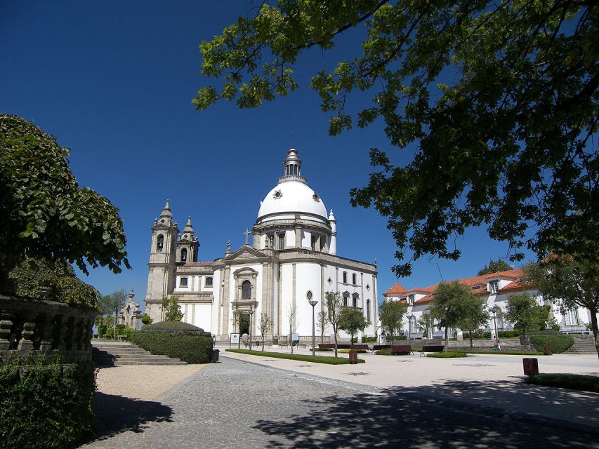 From Porto: Braga and Guimarães Full-Day Trip with Lunch - A Minho lunch with Vinho Verde