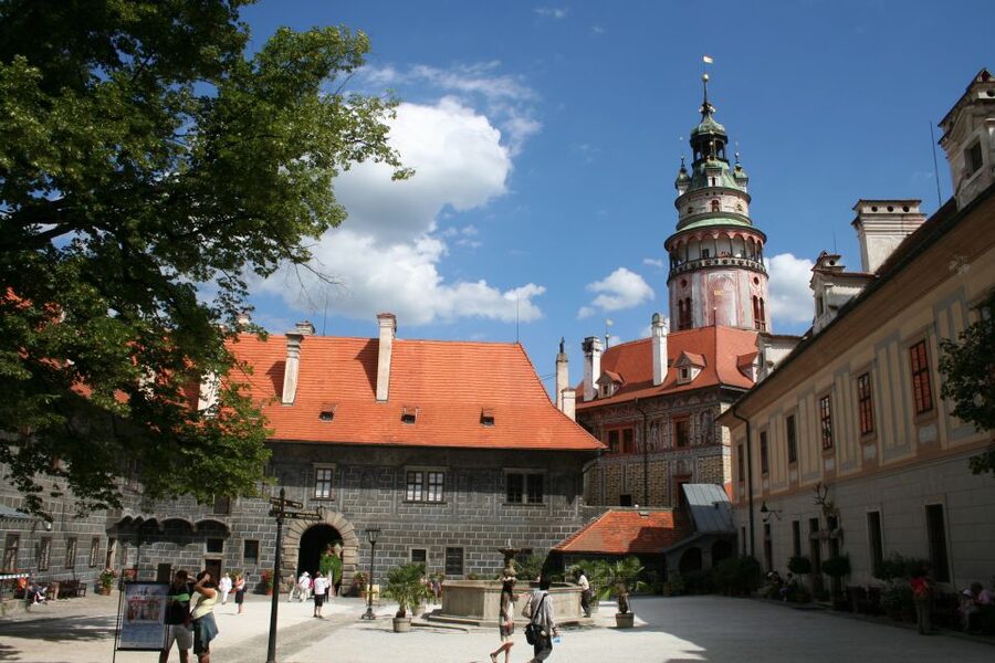 From Prague: Full-Day Trip to Český Krumlov - Guides, languages, and the feel of the group