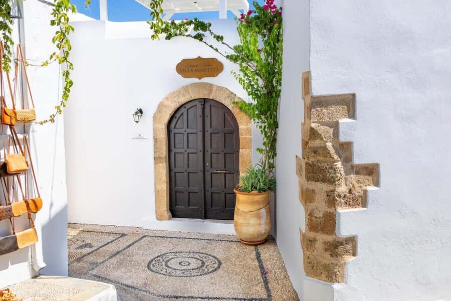 From Rhodes Town: Day Trip to Lindos - White lanes, cafés, and small shops