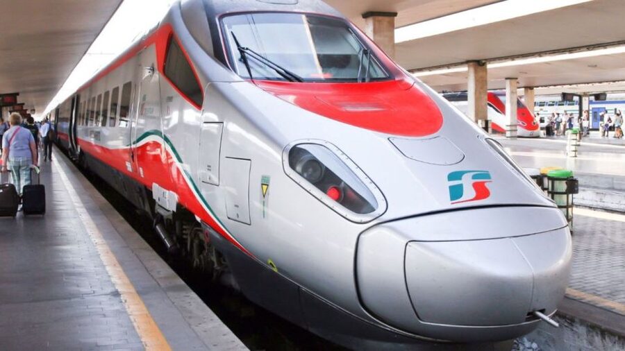 From Rome: Pompeii and Naples Day Trip by High-Speed Train - Reaching Pompeii from Naples