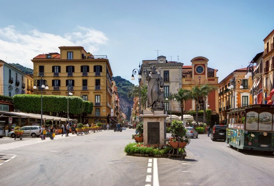 From Sorrento: Full-Day Trip to Capri and Blue Grotto - What the guides add to a busy day