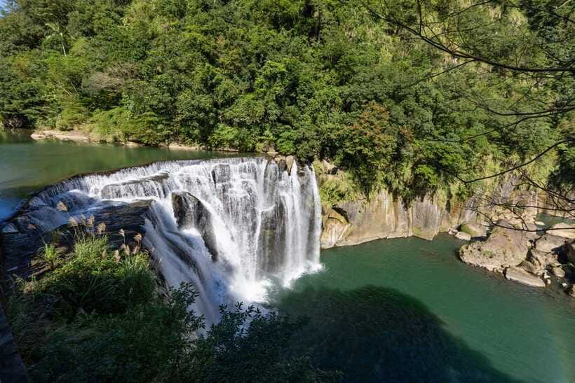 From Taipei: Shifen, Jiufen, and Yehliu Guided Day Trip - Shifen Waterfall and the walking reality