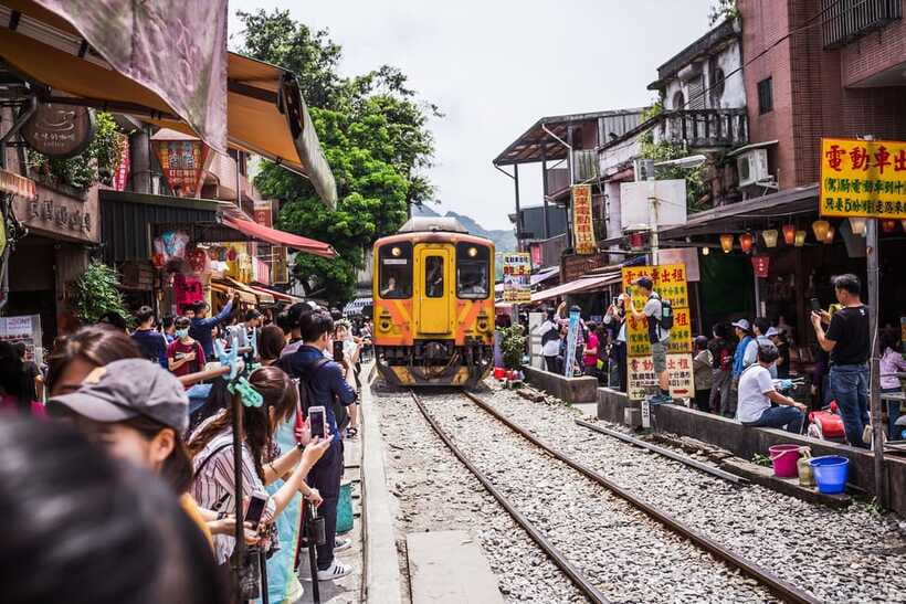 From Taipei: Shifen, Jiufen, and Yehliu Guided Day Trip - Choosing the morning or midday departure