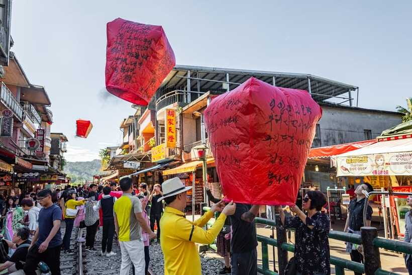From Taipei: Shifen, Jiufen, and Yehliu Guided Day Trip - The guides make the busy schedule manageable