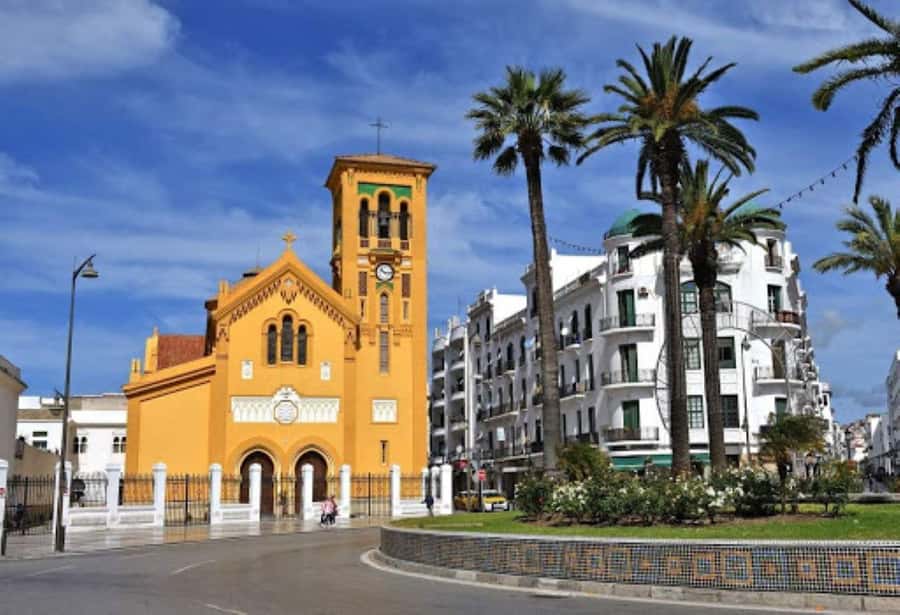 From Tangier: Day Trip to Tetouan with Local Guide - Entering Tetouan’s Medina