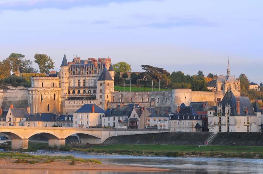 From Tours/Amboise: Chenonceau & Chambord Chateaux Day Trip - What the English guide adds