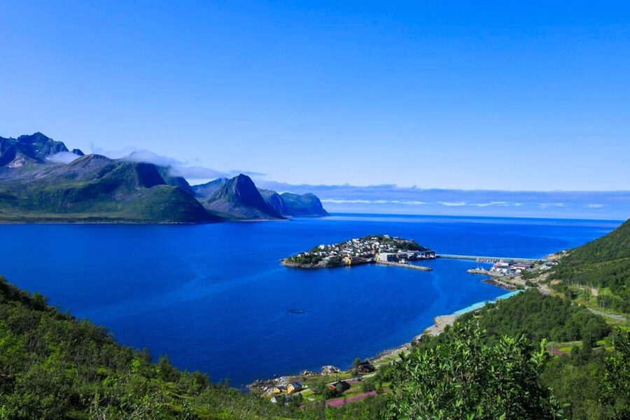 From Tromsø:(Chinese)Senja Day Trip - Bergsbotn turns the road into a viewpoint
