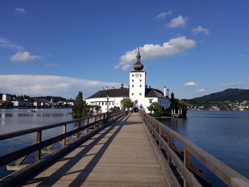 From Vienna: Hallstatt, Mountains & Alpine Lakes Day Trip - Meeting the coach in central Vienna