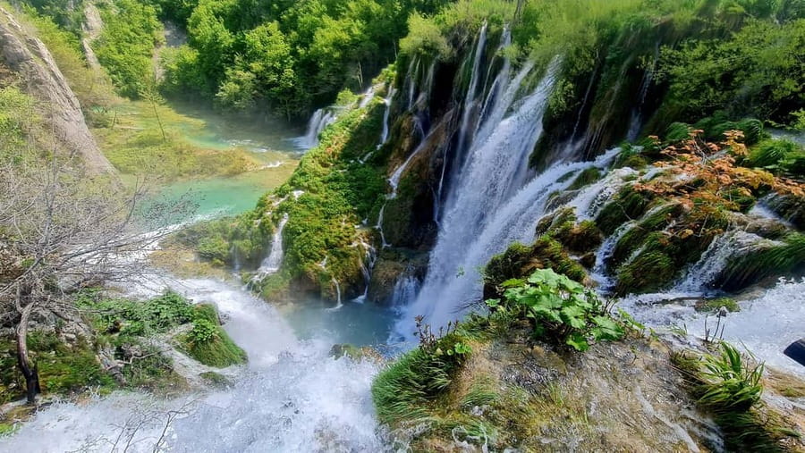 From Zadar: Plitvice Lakes Day Trip with Guide and Boat Tour - Meeting in Zadar and settling into the coach