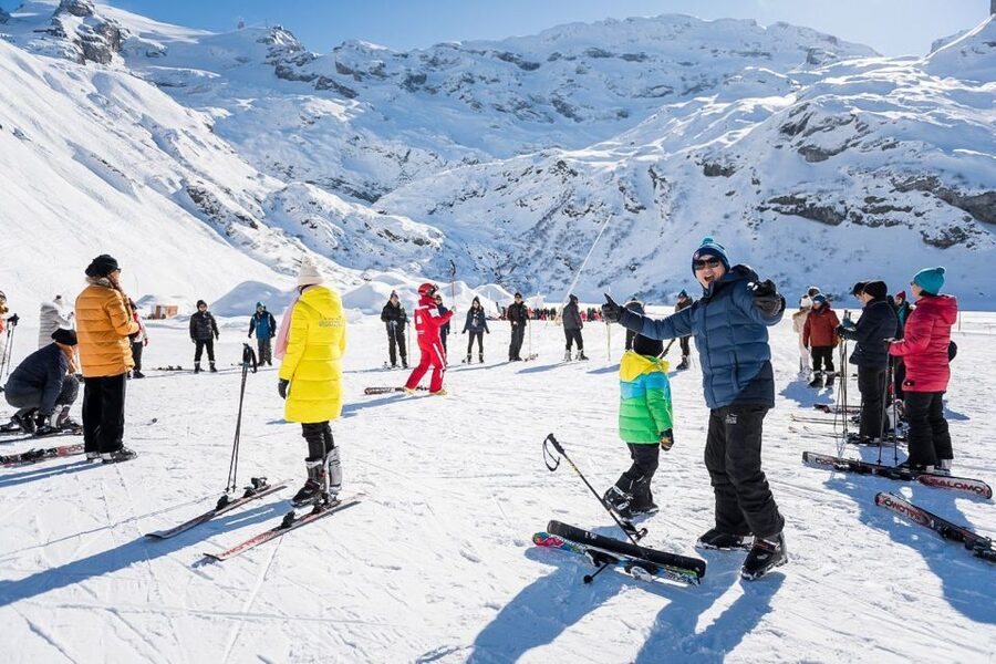 From Zurich: Mount Titlis Daytrip & first time Ski Adventure - One hour of beginner skiing, plus snow tubing