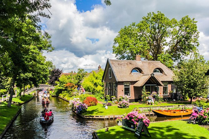 Giethoorn Day Trip from Amsterdam with Boat Trip - Free time for lunch and wandering