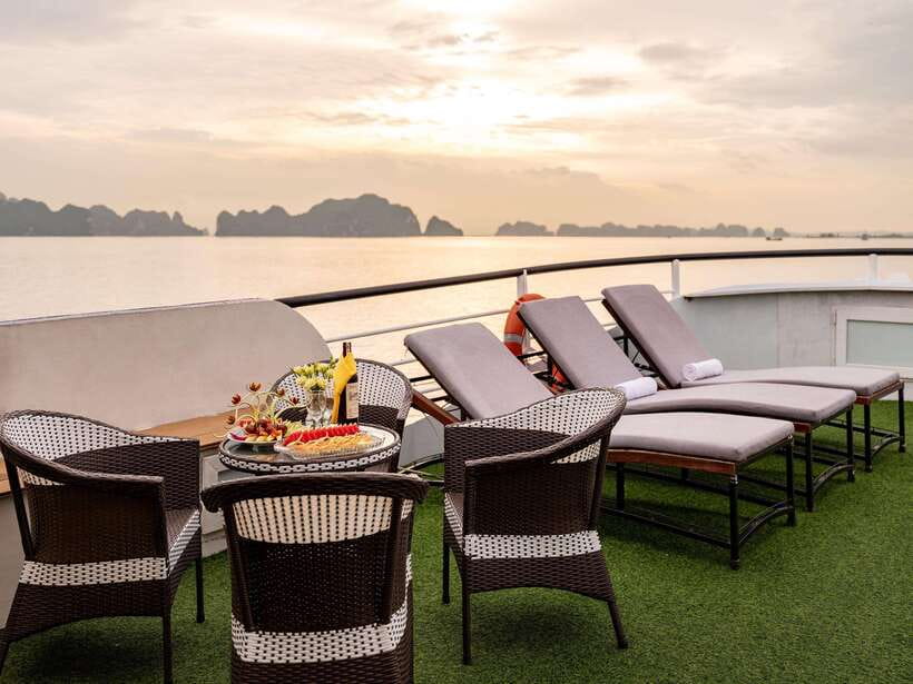 Ha long Bay day trip with Deluxe cruise - Vietnamese lunch among limestone islets