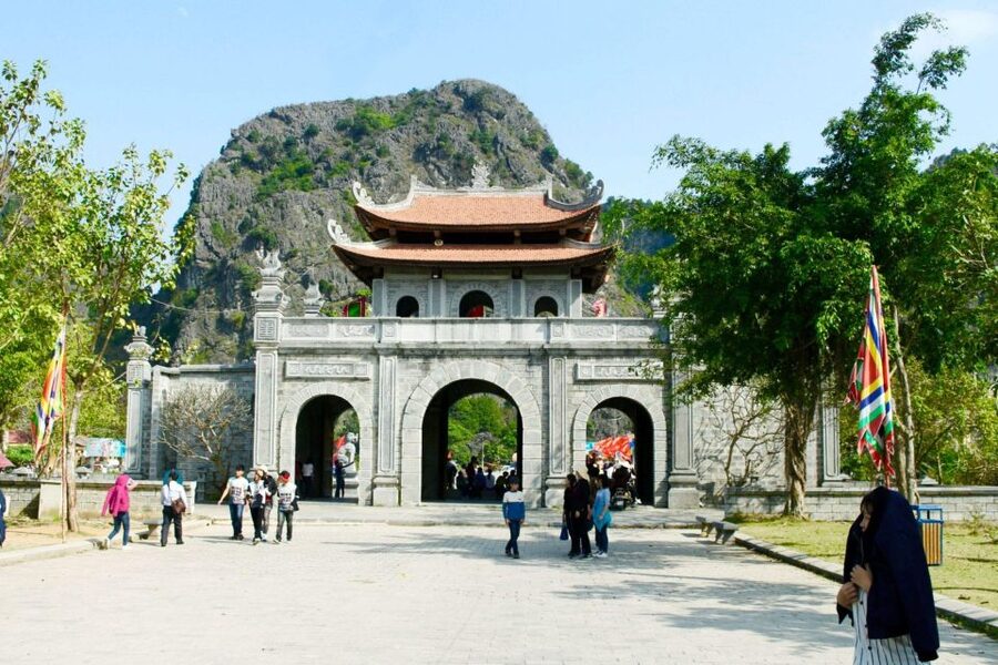 Hanoi: Hoa Lu, Trang An, and Mua Cave Full-Day Trip - Lunch in Ninh Binh: generous, practical, and variable