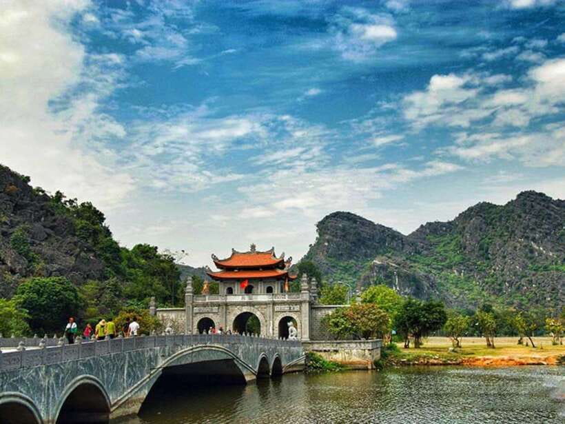 Hanoi: Ninh Binh, Hoa Lu, Trang An & Mua Cave Day Trip - Hoa Lu and Vietnam’s first royal chapters