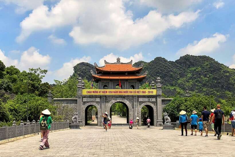 Hanoi/Ninh Binh: Tam Coc, Hoa Lu & Mua Caves Full-Day Trip - A Vietnamese lunch between the major stops