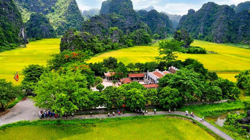 Hanoi/Ninh Binh: Tam Coc, Hoa Lu & Mua Caves Full-Day Trip - Hoa Lu and Vietnam’s 10th-century royal past